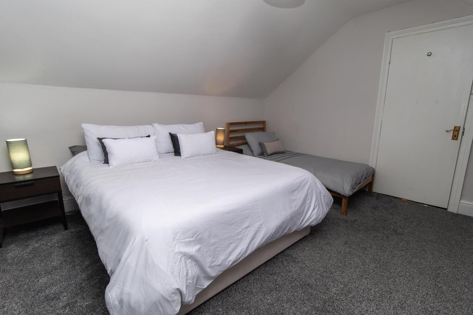 Dwellcome Home Ltd 4 King Bedroom Townhouse, Free Parking, Fast Wifi, Fully Equipped Kitchen, 15 Min Drive To Nissan, 20 Min To Newcastle Sunderland, Ideal For Long Term Contractor Etc Stays, Regular Housekeeping Option - See Our Site For Assurance جنوب شيلْدْز المظهر الخارجي الصورة