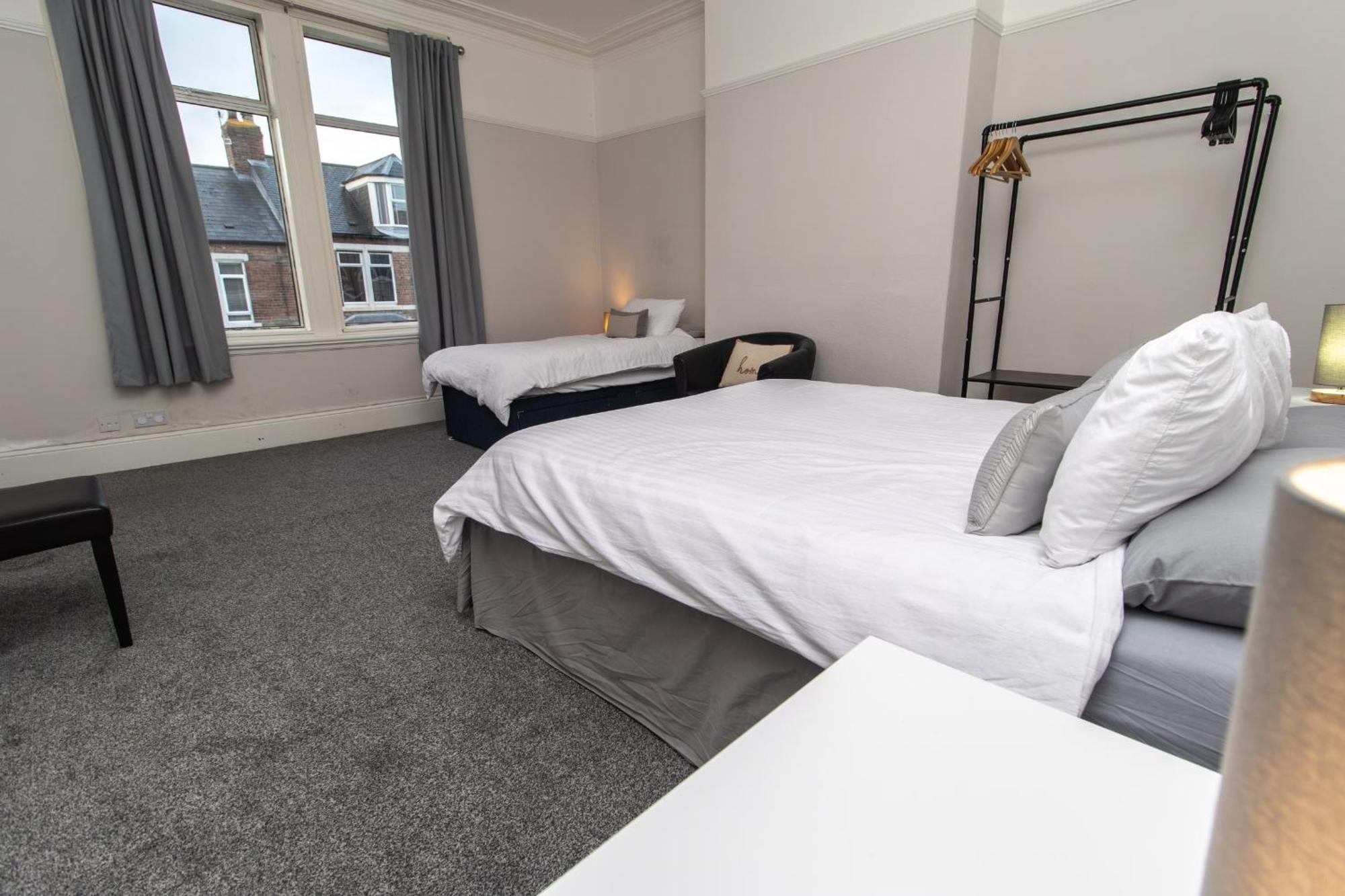 Dwellcome Home Ltd 4 King Bedroom Townhouse, Free Parking, Fast Wifi, Fully Equipped Kitchen, 15 Min Drive To Nissan, 20 Min To Newcastle Sunderland, Ideal For Long Term Contractor Etc Stays, Regular Housekeeping Option - See Our Site For Assurance جنوب شيلْدْز المظهر الخارجي الصورة