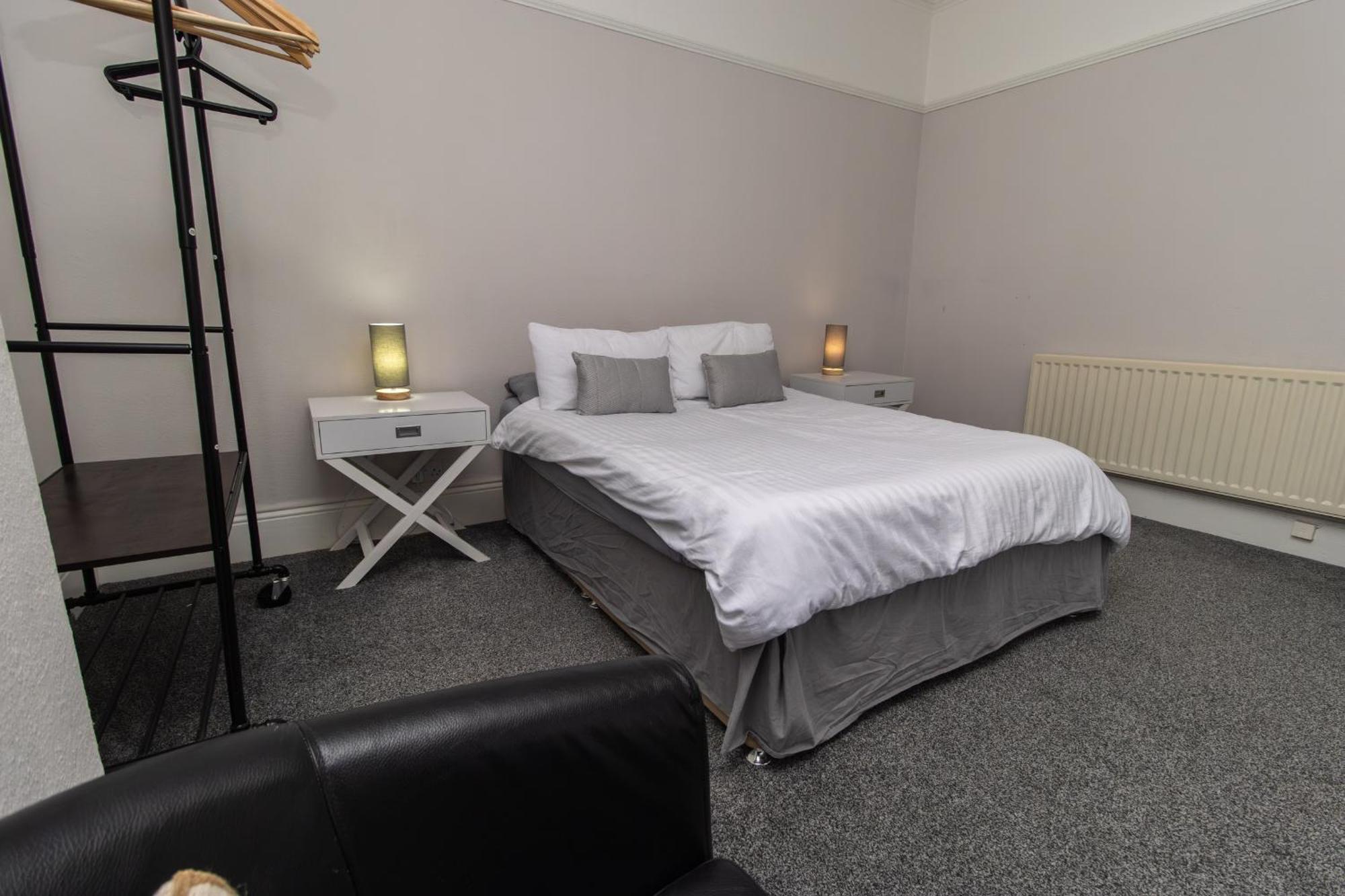 Dwellcome Home Ltd 4 King Bedroom Townhouse, Free Parking, Fast Wifi, Fully Equipped Kitchen, 15 Min Drive To Nissan, 20 Min To Newcastle Sunderland, Ideal For Long Term Contractor Etc Stays, Regular Housekeeping Option - See Our Site For Assurance جنوب شيلْدْز المظهر الخارجي الصورة