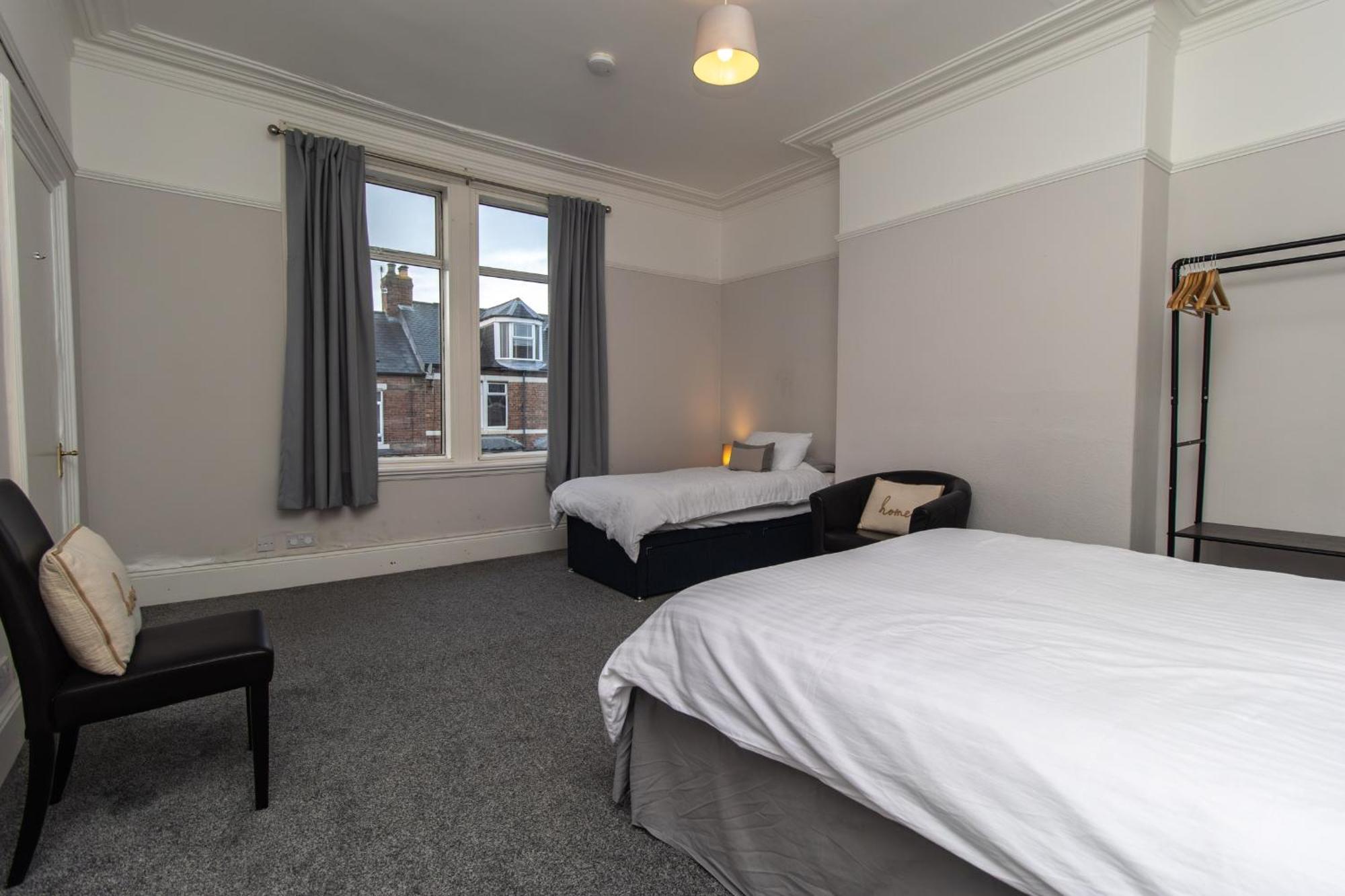 Dwellcome Home Ltd 4 King Bedroom Townhouse, Free Parking, Fast Wifi, Fully Equipped Kitchen, 15 Min Drive To Nissan, 20 Min To Newcastle Sunderland, Ideal For Long Term Contractor Etc Stays, Regular Housekeeping Option - See Our Site For Assurance جنوب شيلْدْز المظهر الخارجي الصورة