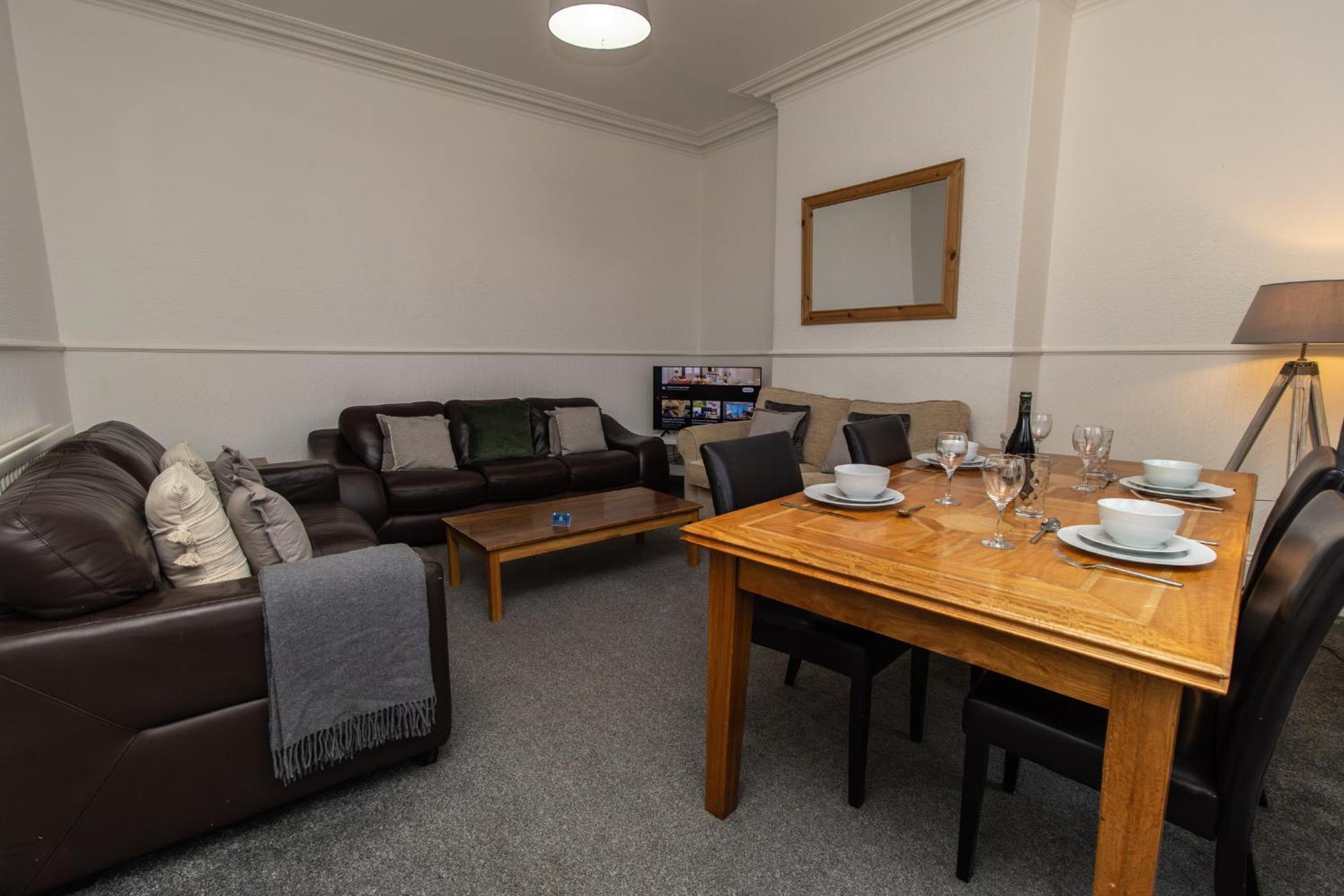 Dwellcome Home Ltd 4 King Bedroom Townhouse, Free Parking, Fast Wifi, Fully Equipped Kitchen, 15 Min Drive To Nissan, 20 Min To Newcastle Sunderland, Ideal For Long Term Contractor Etc Stays, Regular Housekeeping Option - See Our Site For Assurance جنوب شيلْدْز المظهر الخارجي الصورة